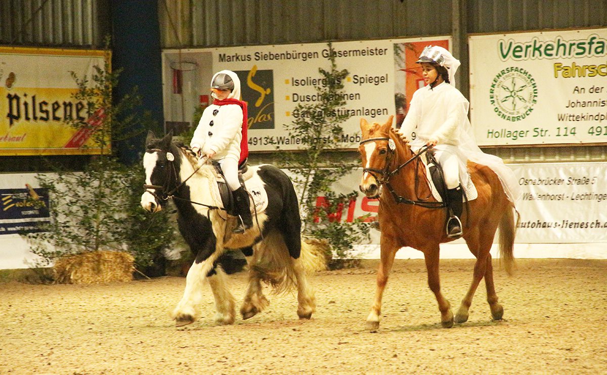 Miriam Asare auf Strolch und Zoe Bening auf Rocky im Kostümwettbewerb. Foto: RuFV Hollage