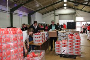 In sieben Schichten packen rund 100 Helfer*innen die Tüten mit Backzutaten für die Kunden der Tafeln in Stadt und Land Osnabrück. Foto: Kirchenkreis Osnabrück / Maren Bergmann