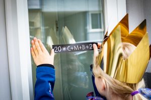 "C+M+B - Christus mansionem benedicat - Christus segne dieses Haus" - ob als Aufkleber oder mit Kreide geschrieben, Hauptsache das Haus ist für das kommede Jahr von den Sternsingern gesegnet worden. Foto: Martin Steffen / Kindermissionswerk