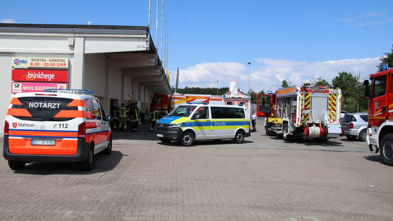 Ein Pkw landete Samstagmittag nach einem medizinischen Notfall im Wallenhorster Takko-Markt. Foto: md-foto.com