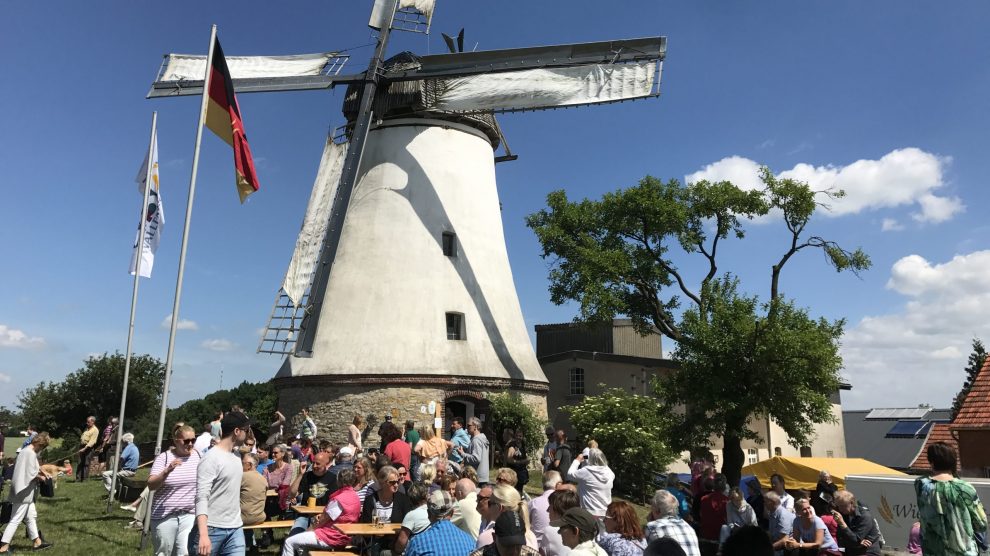 Am Pfingstmontag, den 20. Mai 2024, findet wieder von 10.00 Uhr bis 18.00 Uhr der Deutsche Mühlentag statt, wie hier an der Windmühle Lechtingen. Foto: Windmühle Lechtingen e.V.