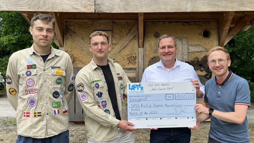 Freuen sich gemeinsam über die Förderung: v.l. Joey Trennhaus und Till Hanfeld (Pfadfinder Rulle) sowie Guido Pott mit Michael Lührmann (Kuratoriumsmitglieder Stiftung LAUTER). Foto: Stiftung LAUTER