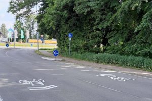 Die Fahrrad-Sharrows genannten Piktogramme auf der Osnabrücker Straße. Foto: Gemeinde Wallenhorst