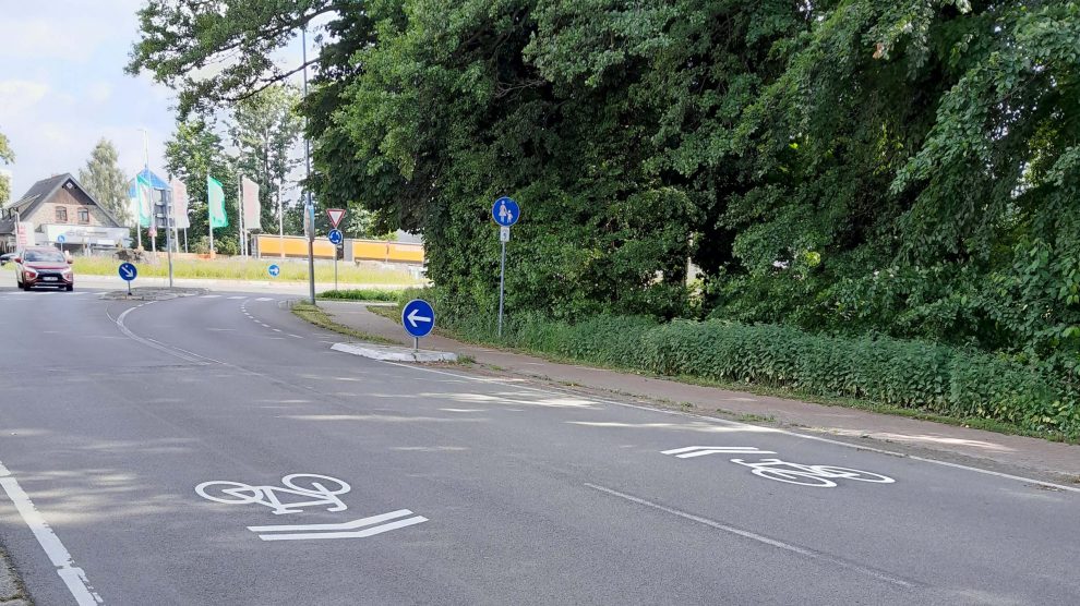 Die Fahrrad-Sharrows genannten Piktogramme auf der Osnabrücker Straße. Foto: Gemeinde Wallenhorst