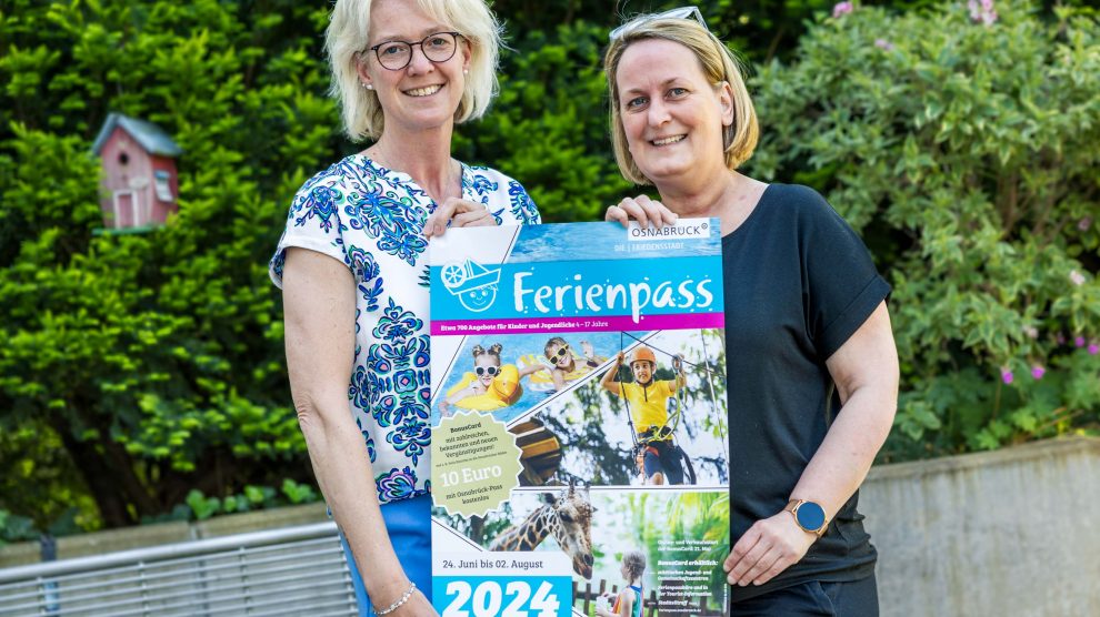 Christina Middendorp und Sandra Holzmann mit dem Plakat zum Osnabrücker Ferienpass, den auch Wallenhorster Kinder in den Sommerferien nutzen können. Foto: André Thöle