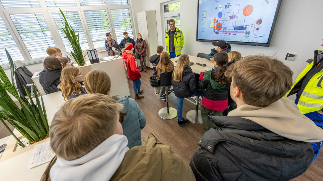 Andre Sandkühler empfängt die Schülerinnen und Schüler auf der modernen Wallenhorster Kläranlage. Foto: André Thöle / Gemeinde Wallenhorst