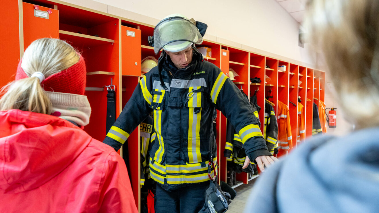 Oliver Toennes informiert über die Arbeit der Feuerwehr. Foto: André Thöle / Gemeinde Wallenhorst