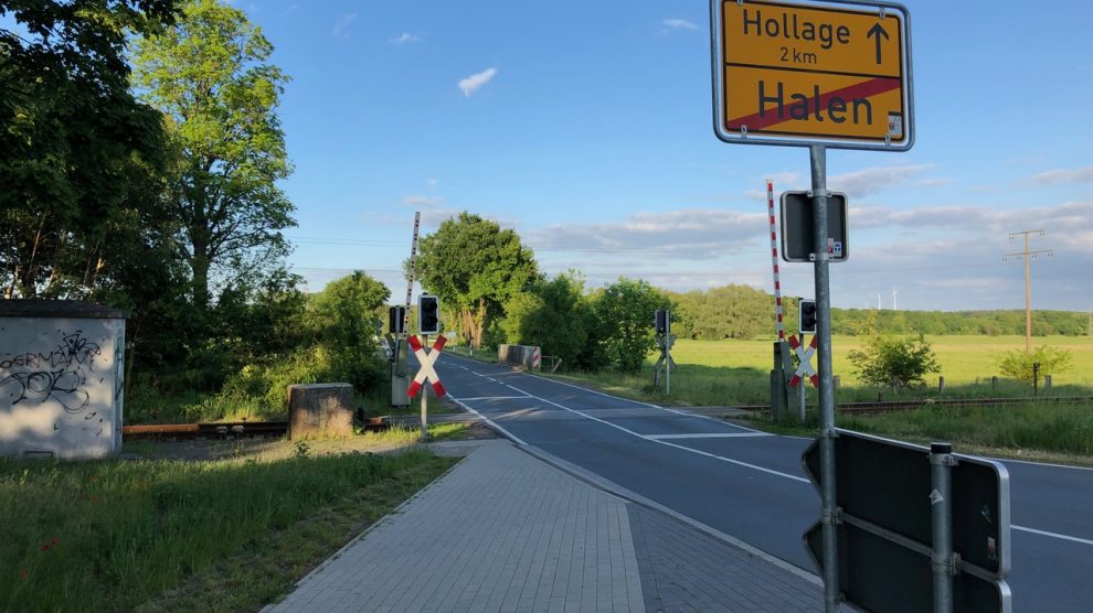 Die gewohnte Verbindung zwischen Hollage und Halen auf der Hollager Straße wird ab Montag, 15. Juli, voll gesperrt. Der Bahnübergang wird erneuert. Foto: Volker Holtmeyer