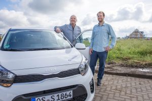 Christian Kluck und Stefan Brune (von links) mit dem neuen Carsharing-Auto in Rulle. Foto: Gemeinde Wallenhorst / André Thöle