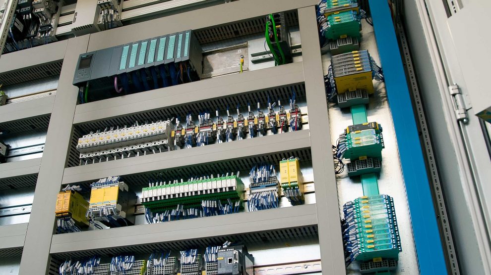 Der Schaltschrankbau ist ein Teilgebiet der Automatisierungstechnik und ermöglicht die geordnete Montage von elektrischen Komponenten. Foto: PURPLAN