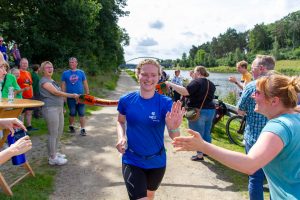 500 Meter Schwimmen, 20 Kilometer Radfahren und 5 Kilometer Laufen oder Walken sind die Disziplinen des Hollager Kanal-Cups, dessen Erlös vollständig dem Kinderhilfswerk terre des hommes zugutekommt. Foto: André Thöle