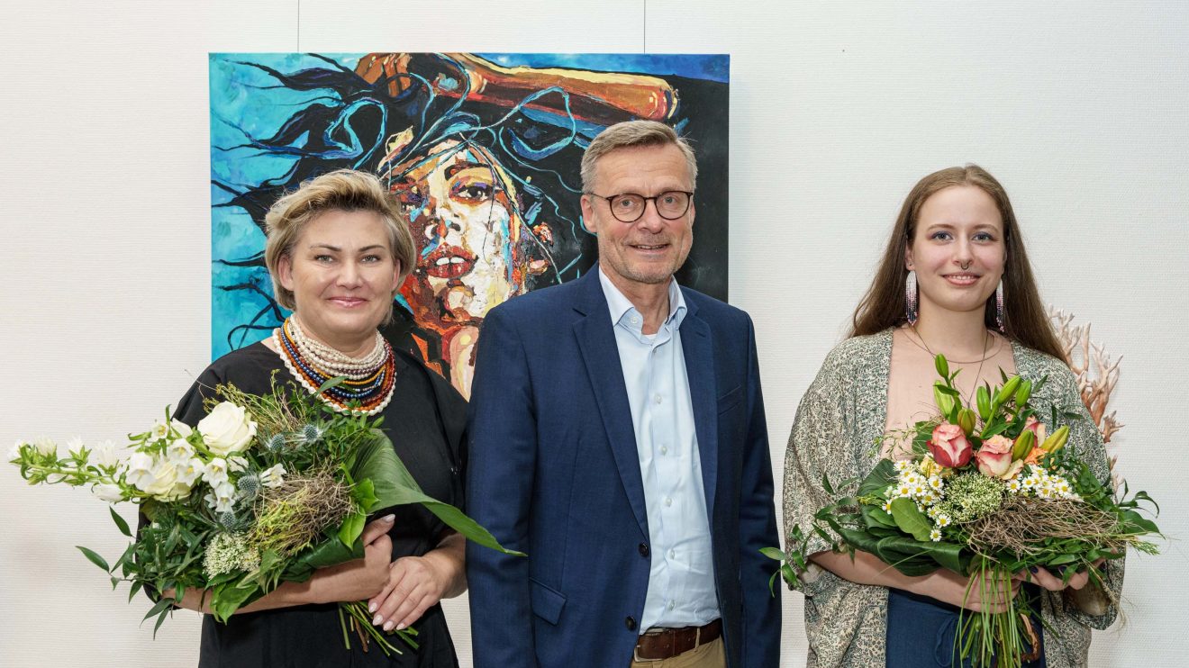 Anna Raczko, Bürgermeister Otto Steinkamp und Ida Popis (von links) bei der Vernissage zur Ausstellung „Inspiration“. Foto: Thomas Remme