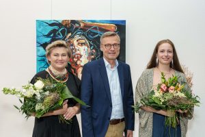 Anna Raczko, Bürgermeister Otto Steinkamp und Ida Popis (von links) bei der Vernissage zur Ausstellung „Inspiration“. Foto: Thomas Remme