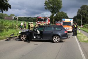 Schwerer Verkehrsunfall in Rulle: Ein Pkw fährt gegen einen Baum auf der Ruller Straße. Foto: Marc Dallmöller / md-foto.com