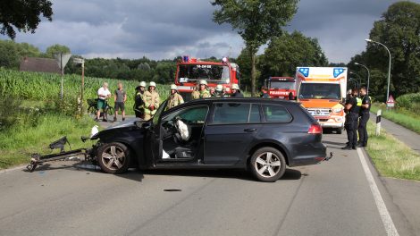 Schwerer Verkehrsunfall in Rulle: Ein Pkw fährt gegen einen Baum auf der Ruller Straße. Foto: Marc Dallmöller / md-foto.com