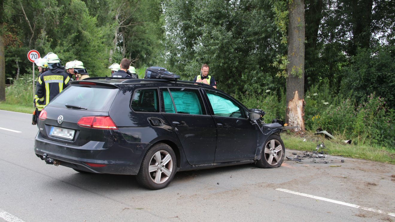 Schwerer Verkehrsunfall in Rulle: Ein Pkw fährt gegen einen Baum auf der Ruller Straße. Foto: Marc Dallmöller / md-foto.com