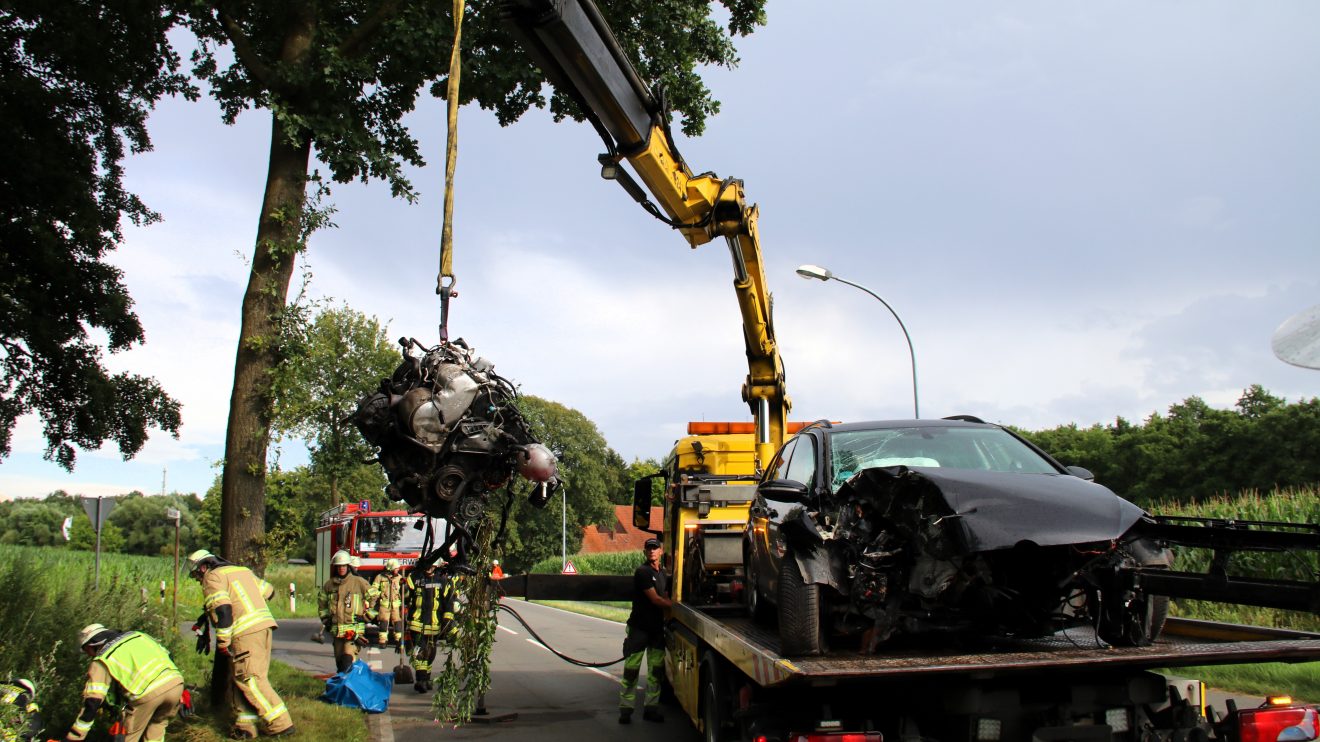 Schwerer Verkehrsunfall in Rulle: Ein Pkw fährt gegen einen Baum auf der Ruller Straße. Foto: Marc Dallmöller / md-foto.com