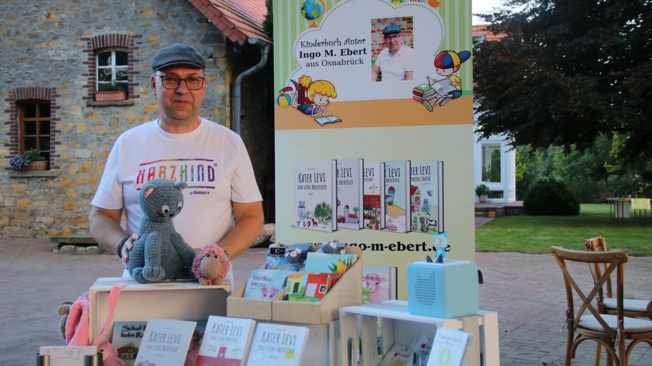 Das „Sommerflimmern“ in Wallenhorst-Lechtingen auf dem Gallowayhof Thünker, hier mit Kinderbuchautor Ingo M. Ebert. Foto: Marc Dallmöller / md-foto.com