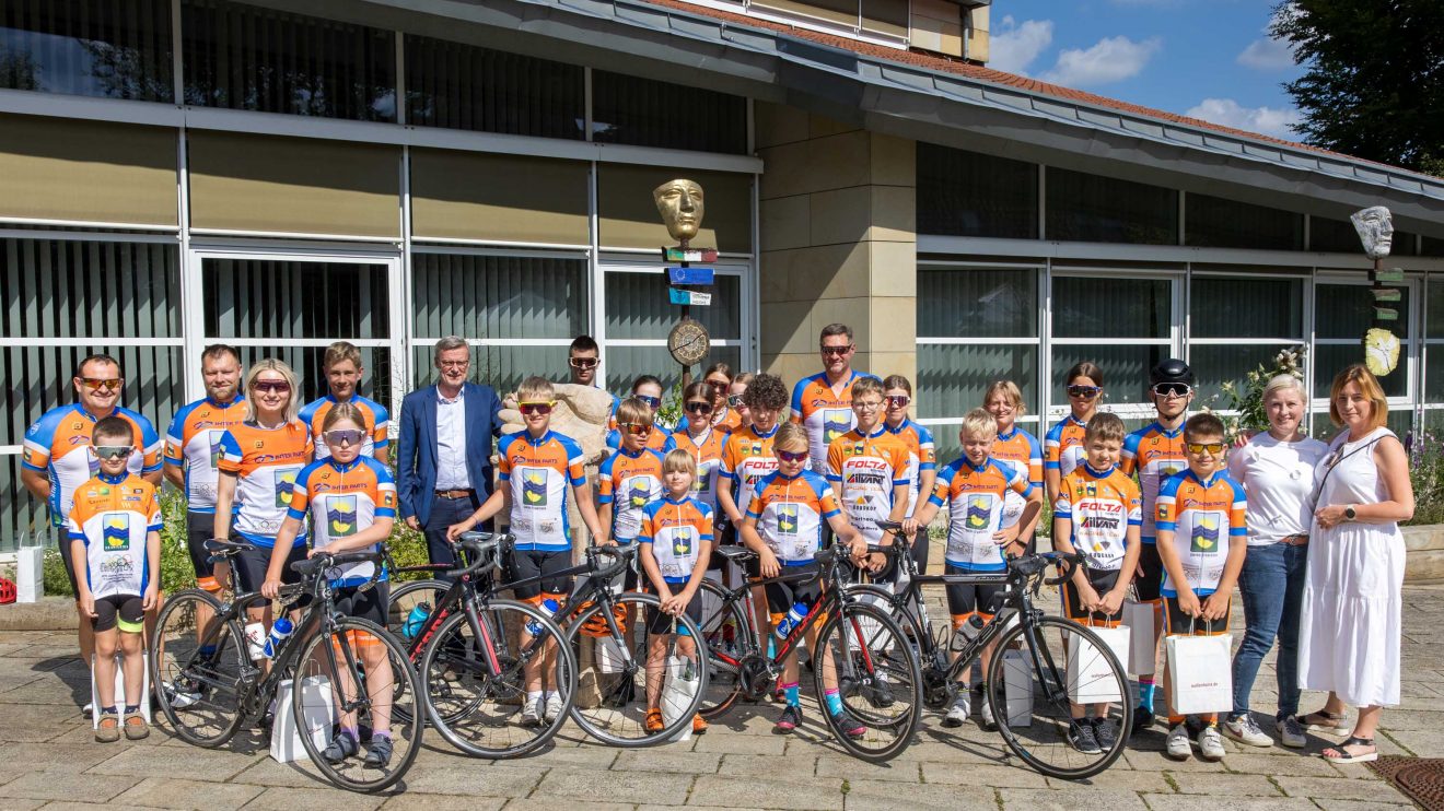 Die Radsportler des GKK Stawiguda mit Bürgermeister Otto Steinkamp vor dem Wallenhorster Rathaus. Foto: André Thöle