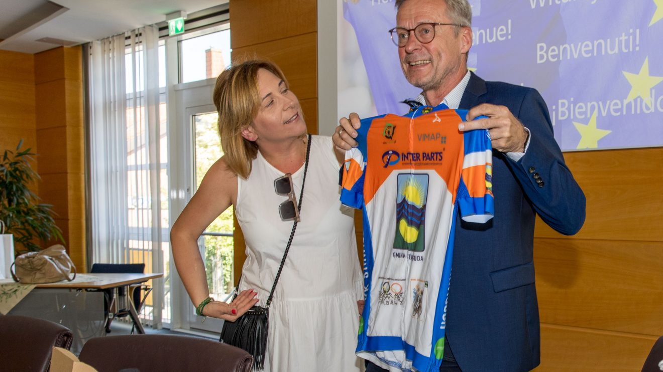 Anna Stokłos überreicht Bürgermeister Otto Steinkamp ein Trikot des GKK als Präsent. Foto: André Thöle