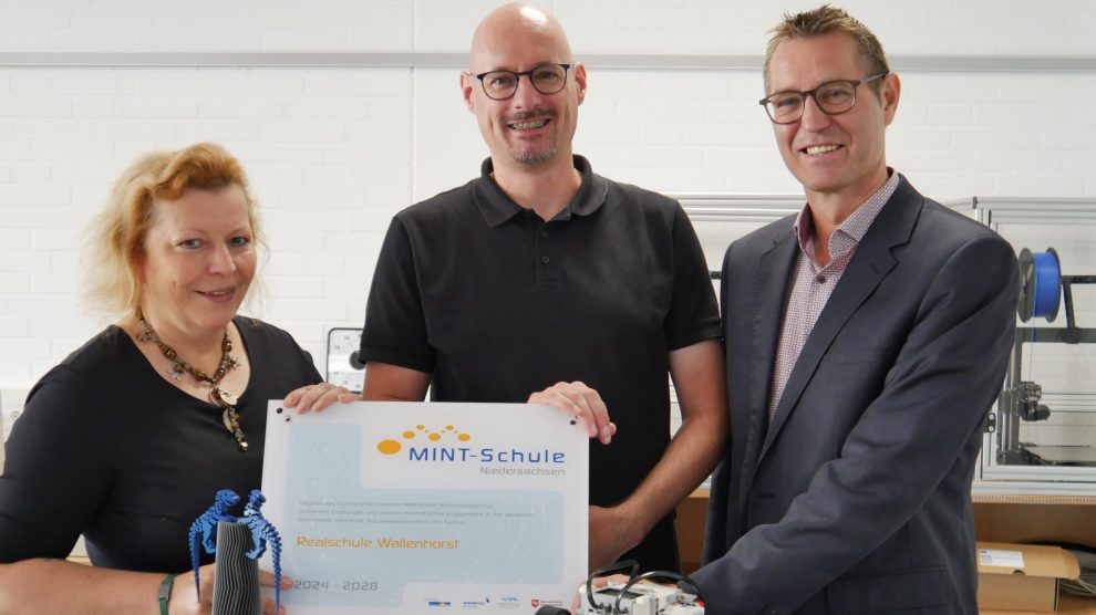 Geschafft – die Realschule Wallenhorst ist erneut als MINT-Schule Niedersachsen rezertifiziert! Bei der Übergabe des neuen Schulschilds strahlten Schulleiter Stefan Schmidt, Lehrer Markus Holznagel (u. a. Fachbereichsleitung MINT) und Kerstin Pentermann (Projektkoordinatorin VME-Stiftung Osnabrück-Emsland) – von rechts nach links. Foto: VME-Stiftung, Jana Billigmann