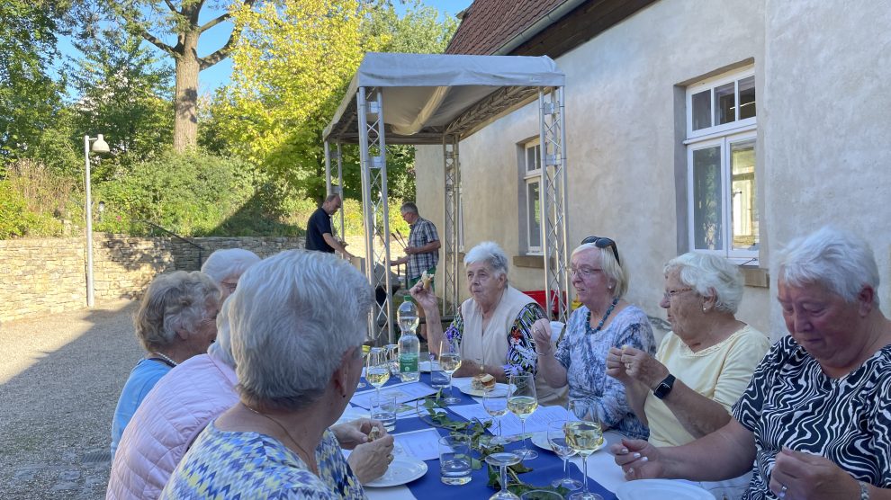 Der Seniorenbeirat Wallenhorst lädt alle Senioren und Seniorinnen zu diesem bunten Nachmittag im Rahmen der Ruller Weintage herzlich ein. Foto: Seniorenbeirat Wallenhorst