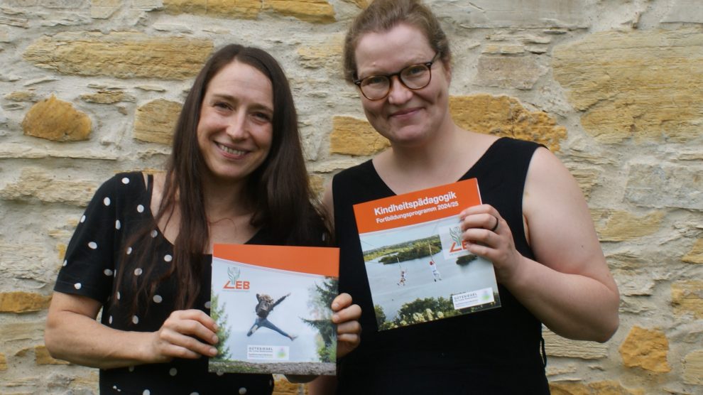 Rebecca Reuter und Magdalena Menke von der Ländlichen Erwachsenenbildung (LEB) in Wallenhorst mit dem neuen Katalog Kindheitspädagogik 2024/25. Foto: LEB