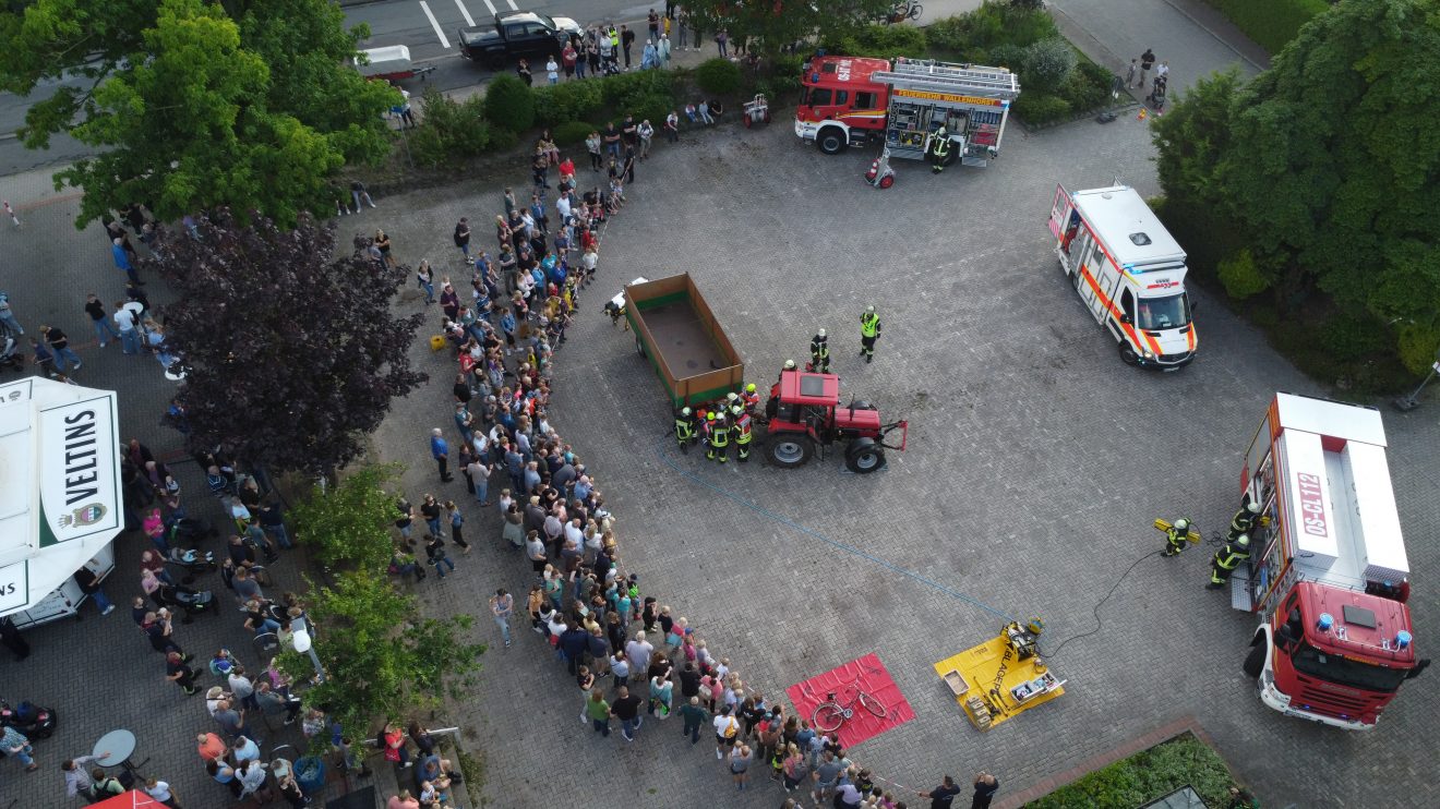 Einsatzübung der Feuerwehr Wallenhorst und des DRK am Freitagabend an der Realschule. Foto: Marc Dallmöller / md-foto.com