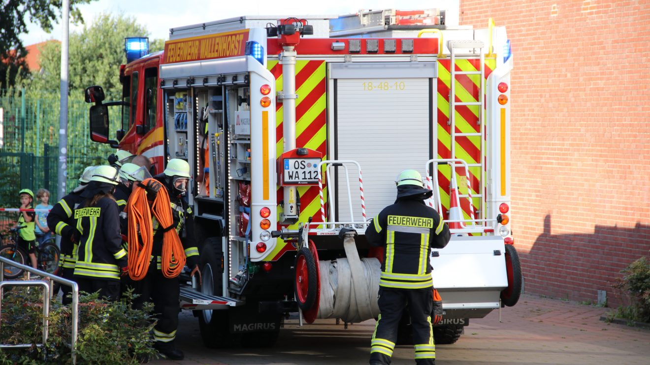 Einsatzübung der Feuerwehr Wallenhorst und des DRK am Freitagabend an der Realschule. Foto: Marc Dallmöller / md-foto.com