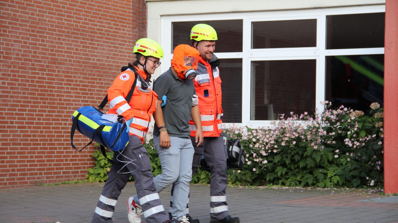 Einsatzübung der Feuerwehr Wallenhorst und des DRK am Freitagabend an der Realschule. Foto: Marc Dallmöller / md-foto.com