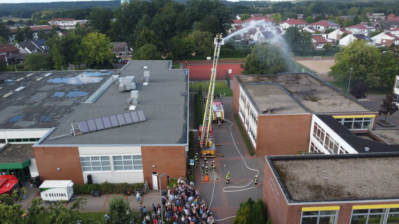 Einsatzübung der Feuerwehr Wallenhorst und des DRK am Freitagabend an der Realschule. Foto: Marc Dallmöller / md-foto.com