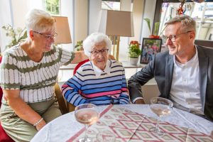 Bürgermeister Otto Steinkamp gratuliert Elisabeth Fischer im Beisein ihrer Tochter Ingrid Knabke zum 106. Geburtstag. Foto: Gemeinde Wallenhorst / André Thöle