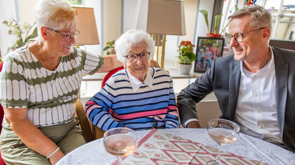 Bürgermeister Otto Steinkamp gratuliert Elisabeth Fischer im Beisein ihrer Tochter Ingrid Knabke zum 106. Geburtstag. Foto: Gemeinde Wallenhorst / André Thöle