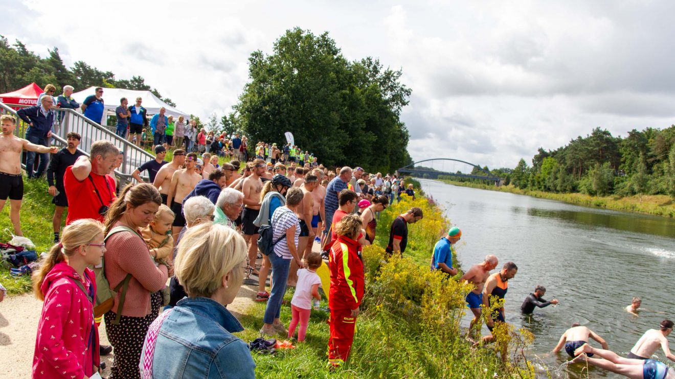 Zahlreiche Teilnehmende und Gäste beim Hollager Kanal-Cup 2024. Foto: André Thöle