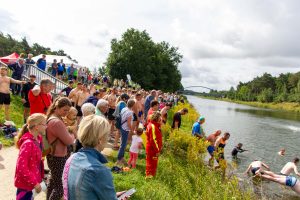 Zahlreiche Teilnehmende und Gäste beim Hollager Kanal-Cup 2024. Foto: André Thöle