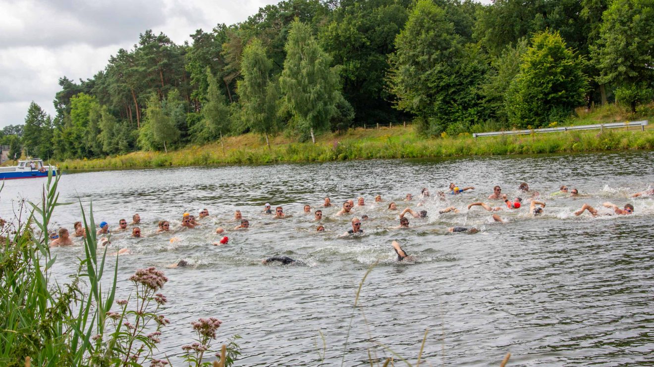 Erste Disziplin des Kanal-Cups: 500 Meter Schwimmen. Foto: André Thöle