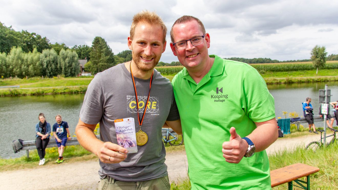 Erreichte als Erster das Ziel: Julius Pilatus (links) mit Organisator Alexander Kühl. Foto: André Thöle