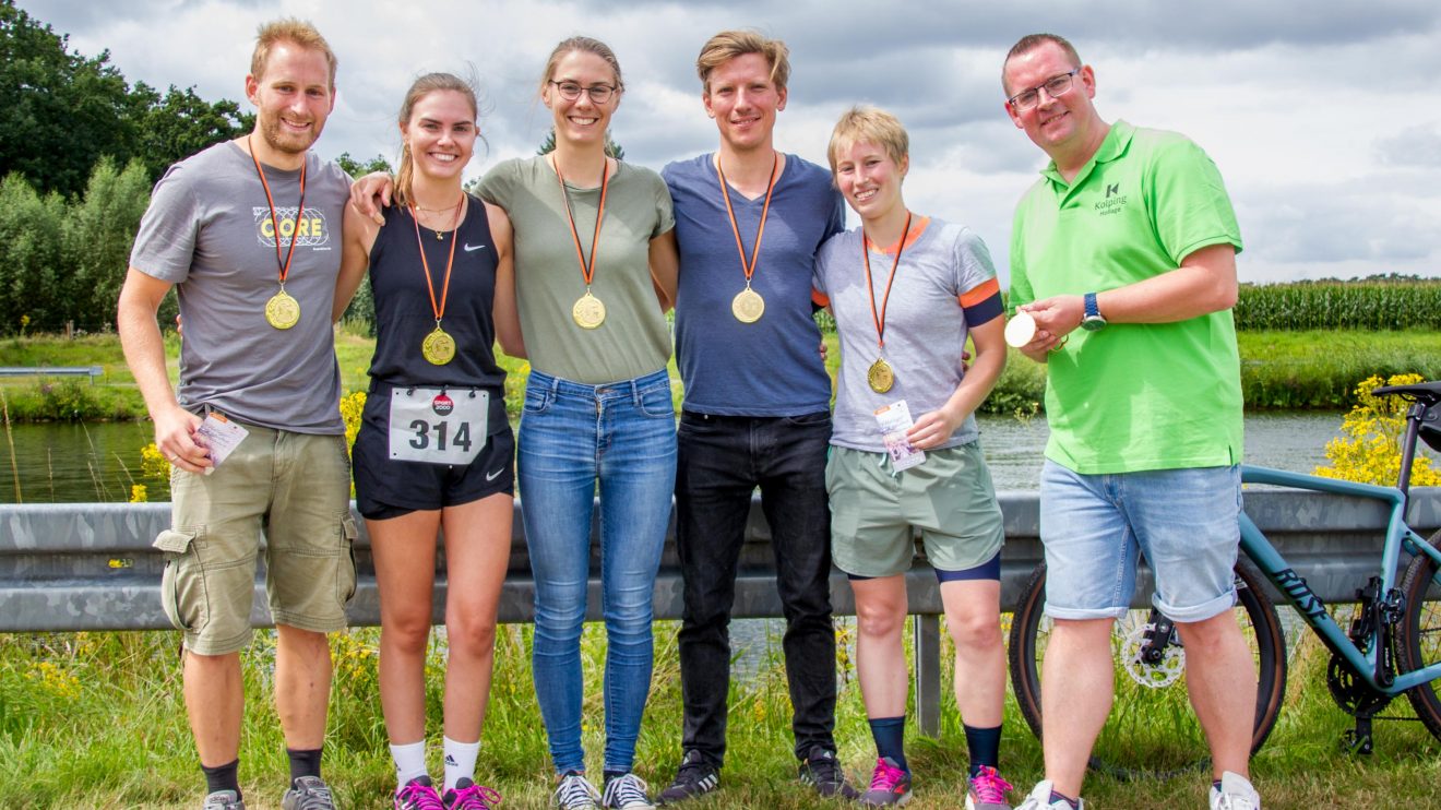 Die sportlichen Siegerinnen und Sieger des Kanal-Cups 2024 (von links): Julius Pilatus, Lea Klass, Sarah Klass, Maximilian Künne und Johanna Pilatus sowie Alexander Kühl (Kolpingsfamilie Hollage). Foto: André Thöle