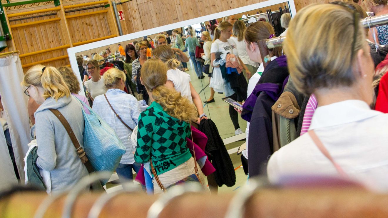 Auf der Suche nach nachhaltigen Schnäppchen kamen zahlreiche Frauen zu „Kolpings Kaufrausch“ in die Haselandhalle. Foto: André Thöle