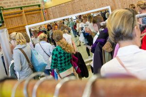 Auf der Suche nach nachhaltigen Schnäppchen kamen zahlreiche Frauen zu „Kolpings Kaufrausch“ in die Haselandhalle. Foto: André Thöle