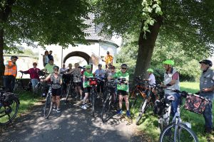 Die Gruppe bei einem Zwischenstopp am Schloss Gesmold. Foto: Kolpingsfamilie Hollage