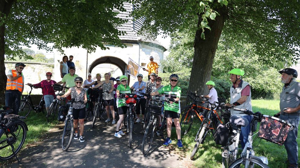 Die Gruppe bei einem Zwischenstopp am Schloss Gesmold. Foto: Kolpingsfamilie Hollage