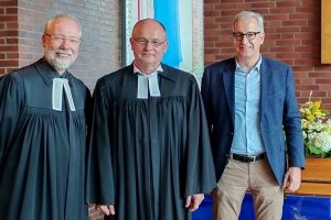 Dankten Pastor Christoph Schnare (links) für seinen Einsatz: Superintendent Dr. Joachim Jeska und Johannes Andrews als Vertreter des Kirchenvorstands der Andreasgemeinde. Foto: Andreasgemeinde Wallenhorst