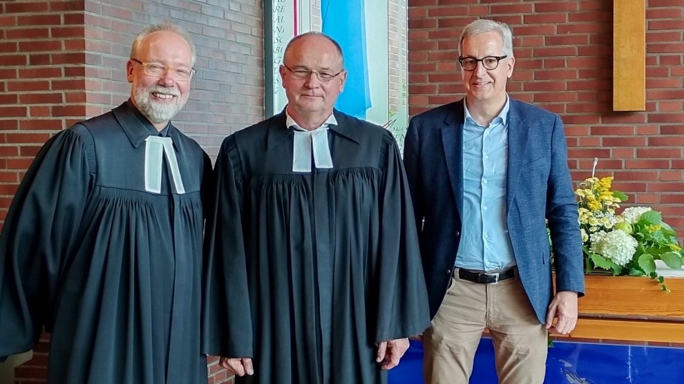 Dankten Pastor Christoph Schnare (links) für seinen Einsatz: Superintendent Dr. Joachim Jeska und Johannes Andrews als Vertreter des Kirchenvorstands der Andreasgemeinde. Foto: Andreasgemeinde Wallenhorst