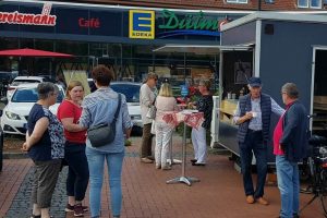 Kostenlose Beratung am KAB-Mobil auf dem Josefsplatz in Wallenhorst-Hollage. Foto: KAB Hollage