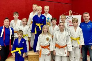 Die erfolgreichen jungen Judoka von Blau-Weiss Hollage der u9 und u13. Foto: Blau-Weiss Hollage Judoabteilung