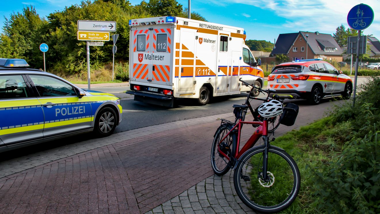 Verkehrsunfall am Wallenhorster Porta-Kreisel: Ein Radfahrer wurde von einem Pkw übersehen. Foto: Marc Dallmöller / md-foto.com