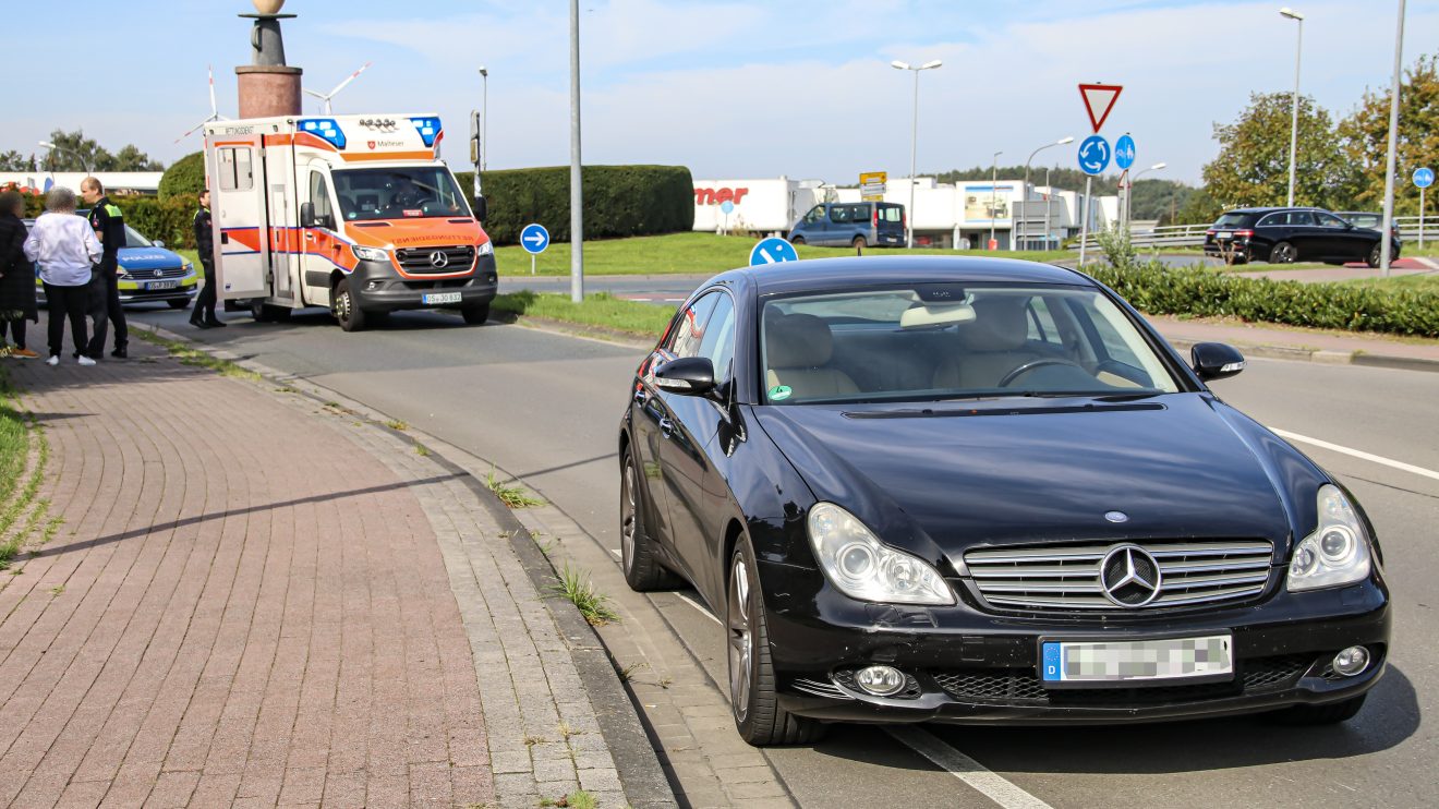 Verkehrsunfall am Wallenhorster Porta-Kreisel: Ein Radfahrer wurde von einem Pkw übersehen. Foto: Marc Dallmöller / md-foto.com