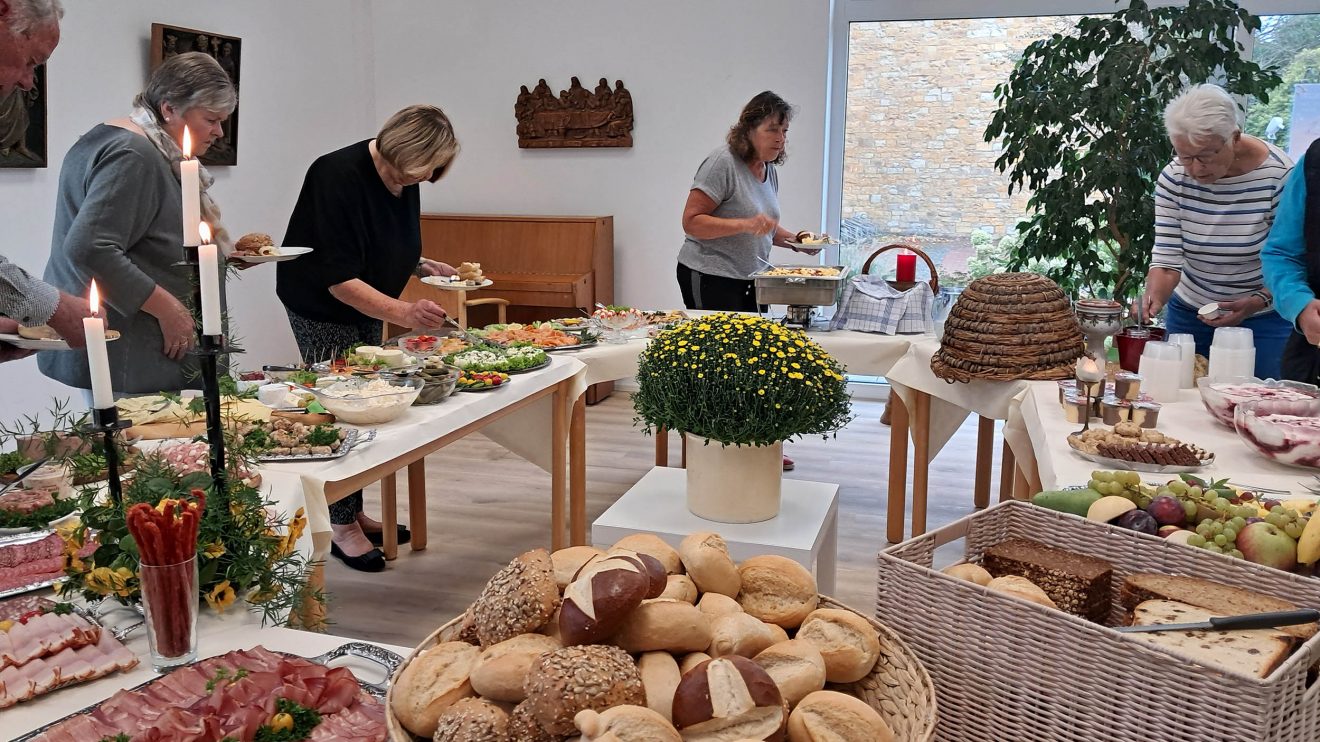 Die Kolpingsfamilie Hollage serviert ihren „60plus“-Mitgliedern ein reichhaltiges Frühstücksbüfett. Foto: Christel Mysliworski