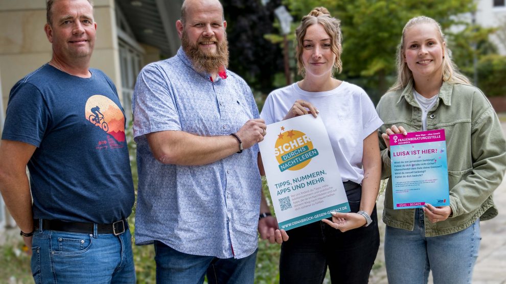 Carsten Kühl, Frank Weisemöller, Leonie Winter und Julia Schütte (von links) mit Hinweisplakaten auf die Schutzkonzepte, die beim Hollager Oktoberfest zum Einsatz kommen. Foto: Gemeinde Wallenhorst / André Thöle